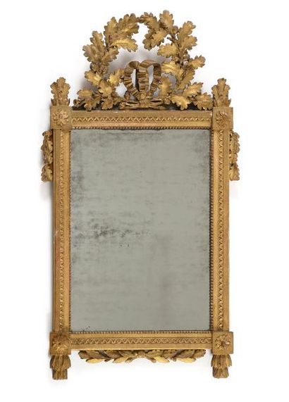 null MIROIR à fronton de forme rectangulaire en bois doré mouluré et sculpté d'une...