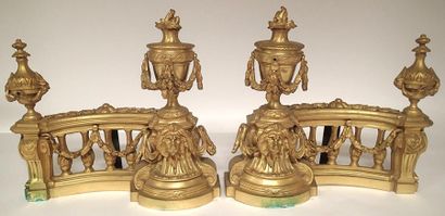  PAIRE DE CHENETS en bronze doré et ciselé à décor de pot à feu reposant sur une...