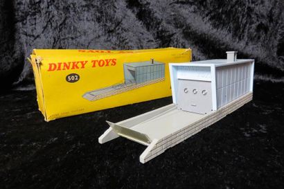null " DINKY-TOYS - Box et Transporteur"

 Deux miniatures au 1/43°. Dinky- Supertoy,...