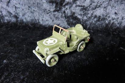 null " DINKY-TOYS- Jeep 24 M"

 Miniature au 1/43°. Jeep U.S army, roue en métal,...