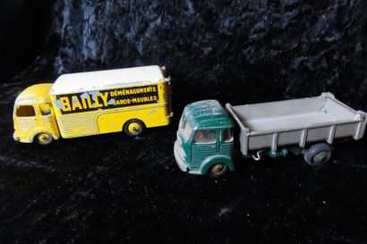 null "DINKY-TOYS- Simca Cargo" 

 Deux miniatures au 1/43°. Cargo Simca version "Bailly,...