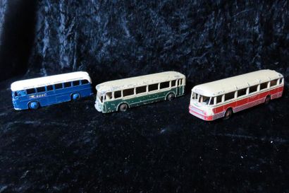 null "DINKY-TOYS- Autobus et Autocar" 

 Trois miniatures au 1/43°. Autobus Parisien...