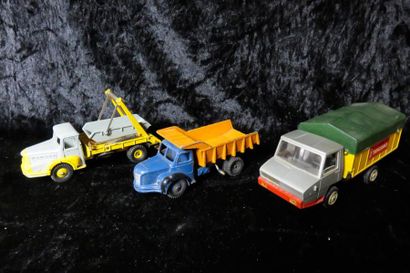 null "DINKY-TOYS/ SOLIDO- Camions Unic et Berliet" 

 Trois miniatures au 1/43°....