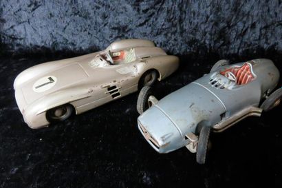 null "Jouets MERCEDES-BENZ"

 Deux jouets en Tôle figurants des Mercedes-Benz. L'un,...