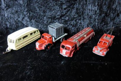 null "DINKY-TOYS- Camions, Tracteurs et Caravane"

 Quatre miniatures au 1/43°. Tracteur...