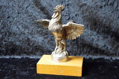 null "Le Coq" 

Mascotte en bronze argenté. Montée sur socle en bois. H: 15 cm.