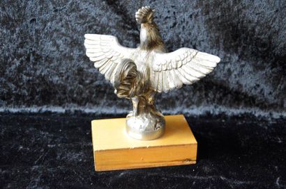 null "Le Coq" 

Mascotte en bronze argenté. Montée sur socle en bois. H: 15 cm.