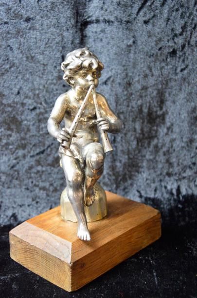 null "Angelot à la Flute de Pan" 

Mascotte en bronze argenté polychrome. Montée...