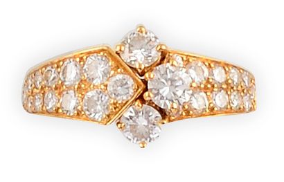 null MAUBOUSSIN BAGUE or jaune ornée de trois diamants de taille brillant moderne,...