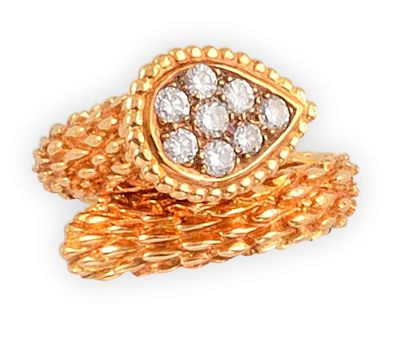 null BOUCHERON
modèle 'Serpent Bohème", en or jaune orné de 8 diamants de taille...