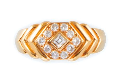 null BOUCHERON BAGUE en or jaune ornée d'un motif géométrique serti de diamants de...