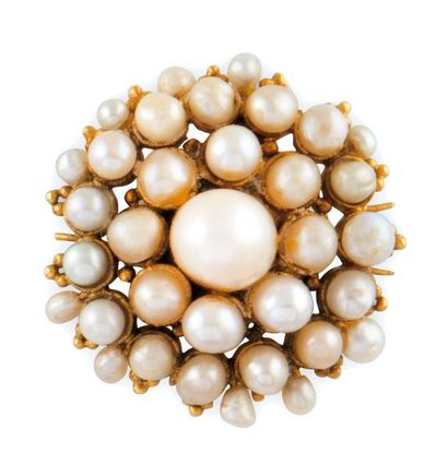 null BROCHE en or jaune 14k ornée de 33 perles fines de forme baroque, retenant une...