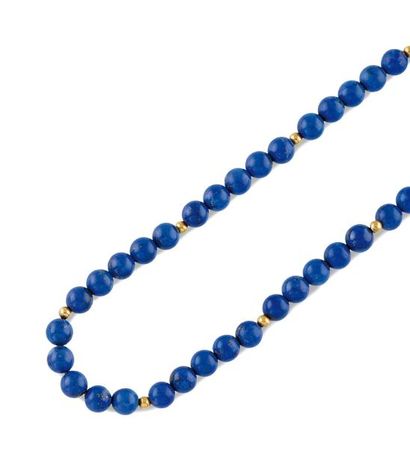 null COLLIER retenant une succession de perles de lapis lazuli de taille ronde, réhaussées...