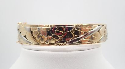 null BRACELET trois ors, la maille finement ciselée dessinant un motif floral. Poids...