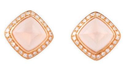 null FRED PAIRE DE BOUCLES D'OREILLES en or jaune ornée d'un cabochon de quartz rose...