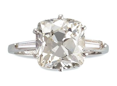 null BAGUE en platine et or gris ornée d'un diamant de taille coussin d'environ 3,71...
