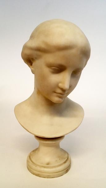 null ECOLE FRANCAISE vers 1900 Buste de jeune fille Marbre blanc sur piedouche Haut...