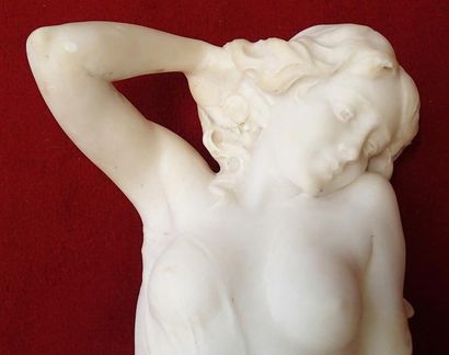 null ECOLE FRANCAISE XIXème siècle Venus Albatre Haut : 63 cm (quelques éclats)