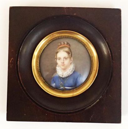 null Lot de 4 MINIATURES : Ecole française vers 1810 Portrait de jeune femme en robe...