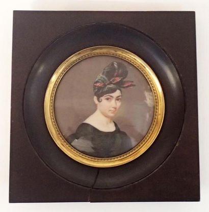 null Lot de 4 MINIATURES : Ecole française vers 1810 Portrait de jeune femme en robe...