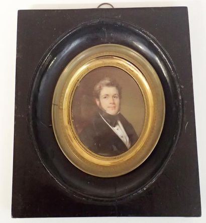 null Lot de 4 MINIATURES à sujets masculins : Ecole Française vers 1820 Portrait...