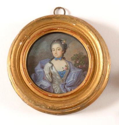 null ECOLE FRANCAISE vers 1750 Portrait d’une Dame de qualité en robe de soie grise...