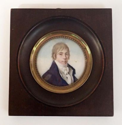 null Joli lot de 4 MINIATURES à sujets masculins: Ecole française vers 1810 Portrait...