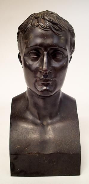 null ECOLE FRANCAISE du XIXème siècle Buste de Napoléon Fonte de fer à patine brune...