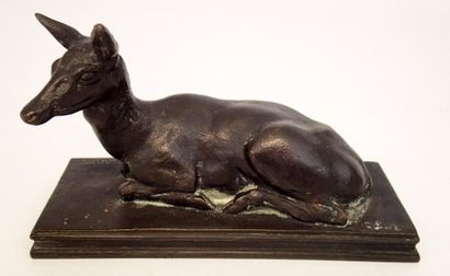 null Antoine Louis BARYE (1796-1875) Biche couchée Statuette en bronze à patine brun...