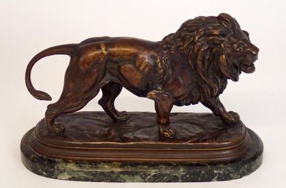null Paul-Edouard DELABRIERE (1829-1912) Lion marchant Bronze à patine brune, signé...