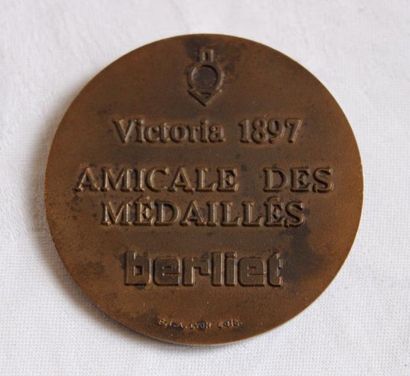 null Jean DULAC ( 1902-1968)

"Médailles -Automobiles Berliet"

Médaille en argent...