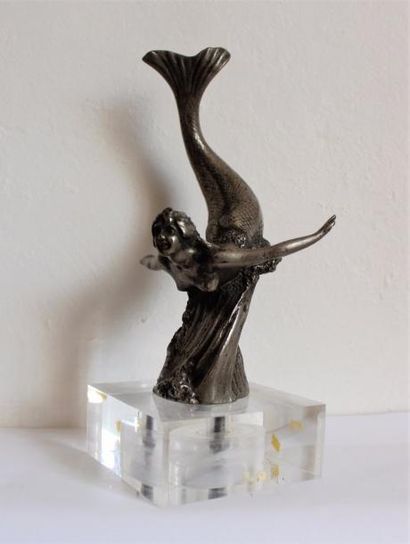 null "Sirène"

Mascotte en bronze argenté. Montée sur socle. H: 14,5 cm.