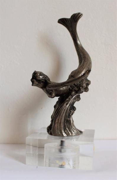 null "Sirène"

Mascotte en bronze argenté. Montée sur socle. H: 14,5 cm.