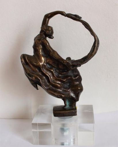 null Ruth MORLEY

"Danseuse au voile"

Mascotte signée Ruth Morley. Bronze argenté....