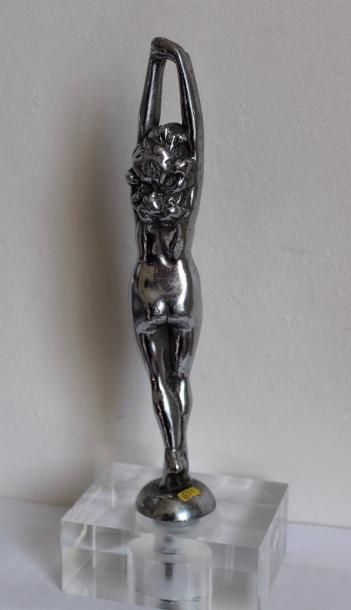 null "L'éveil"

Mascotte en bronze argenté. Montée sur bouchon. H: 21 cm.