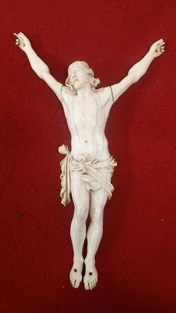 null CHRIST en ivoire sculpté XVIIIème siècle Haut : 33 cm (fentes)