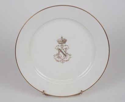null SEVRES Assiette en porcelaine blanche et or au N impérial couronné. Epoque Napoléon...