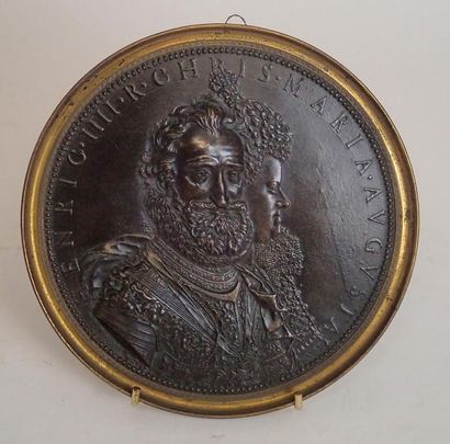 null MEDAILLON en bronze patiné cerclé laiton représentant Henri IV et Marie de Médicis....