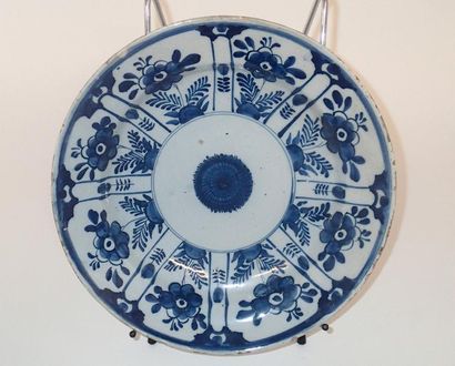 null DELFT Plat circulaire en faience décor en camaieu bleu de fleurs. XVIIIème siècle...