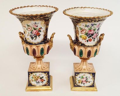 null PARIS Paire de Vases sur piedouche de forme balustre en porcelaine polychrome...
