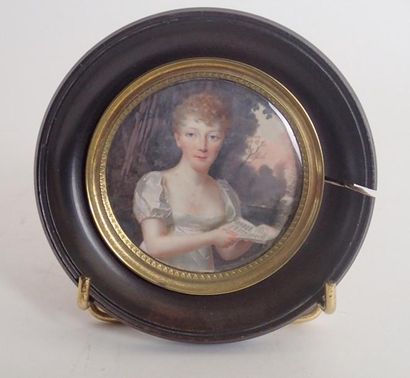 null ECOLE FRANCAISE XIXème siècle Miniature ovale sur ivoire représentant une femme...