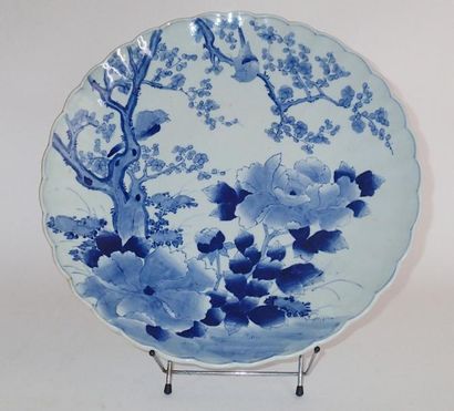 null JAPON Grand plat en porcelaine décoré en bleu sous couverte d'oiseaux perchés...