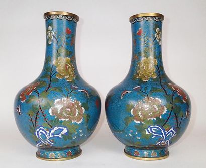 CHINE Paire de vases balustres en bronze...