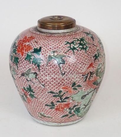null CHINE Vase ovoide en porcelaine décoré en émaux polychromes "Wucai" d'un phoenix...