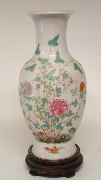 null CHINE Vase de forme balustre en porcelaine décoré en émaux de la famille rose...