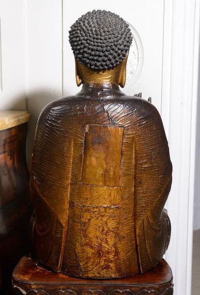  CHINE Grande sculpture en bois laqué doré représentant Bouddha assis en position...