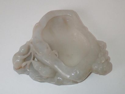 null CHINE Objet de lettré en jade blanc ( godet à eau ) sculpté en forme de feuille...