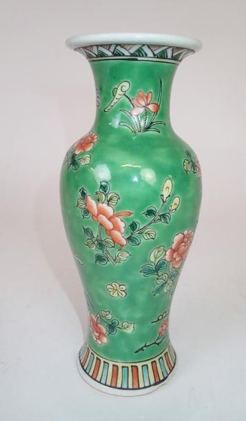 null CHINE Vase de forme balustre en porcelaine à fond vert et décor de bouquets...