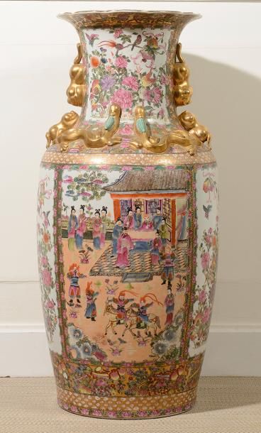 null CHINE Grand vase de forme balustre en porcelaine peint en émaux polychromes...