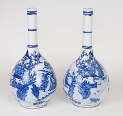 null CHINE Grande paire de vases bouteilles en porcelaine à longs cols étroits décorés...